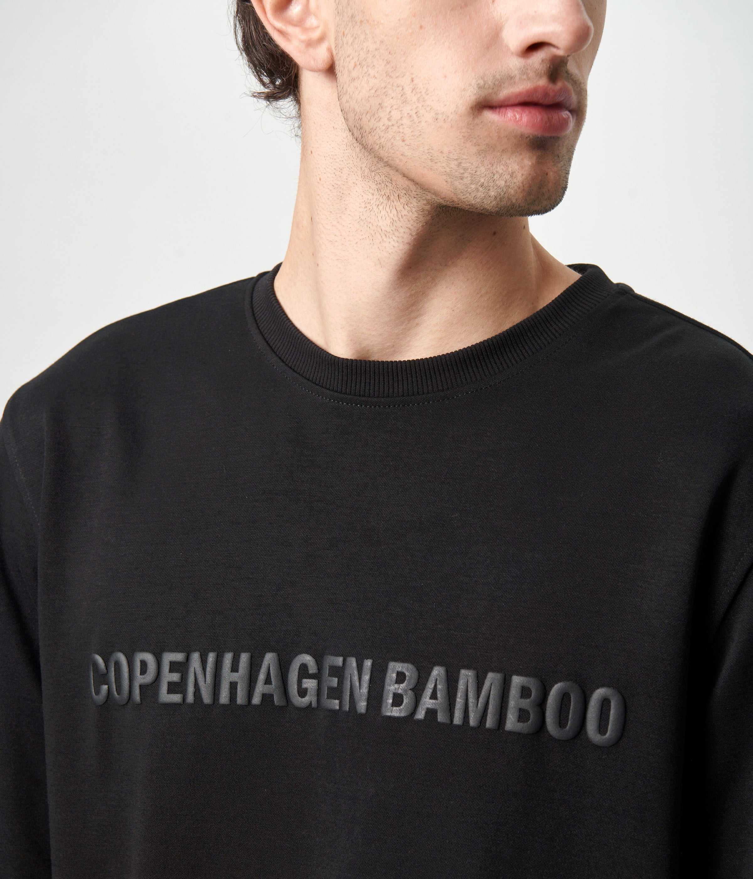 Sort bambus joggingsæt med logo